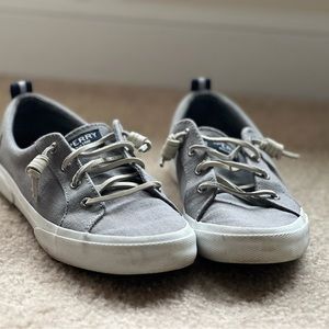 Women's Crest Vibe Sneaker Size 8